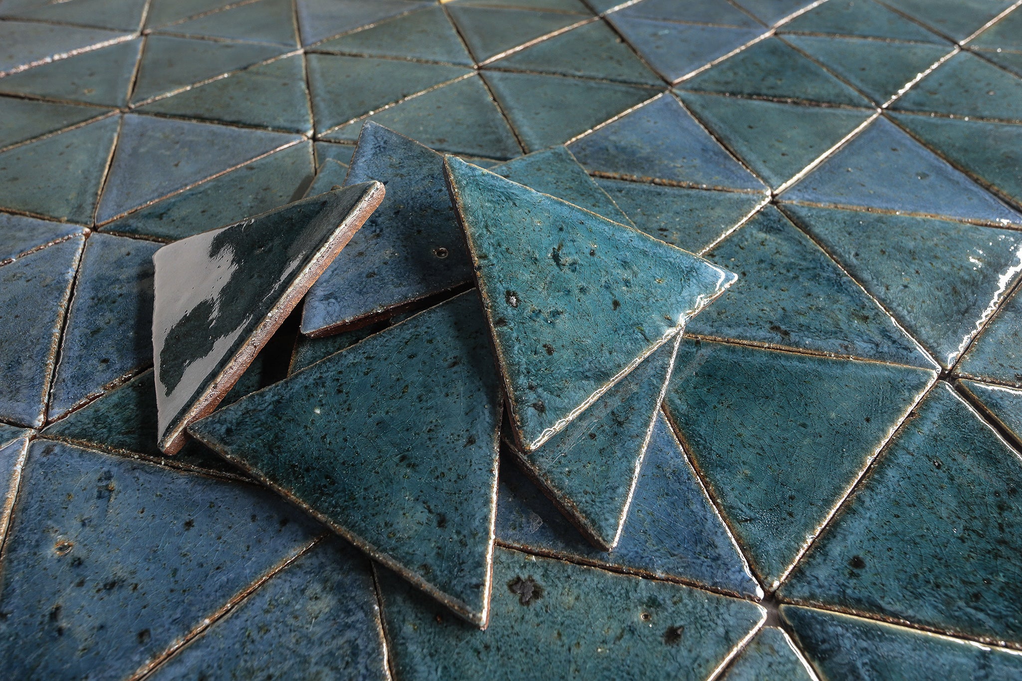 Handmade triangle tile Glassy blue greens RT327B 7C – VEELVLAK-Frēodōm