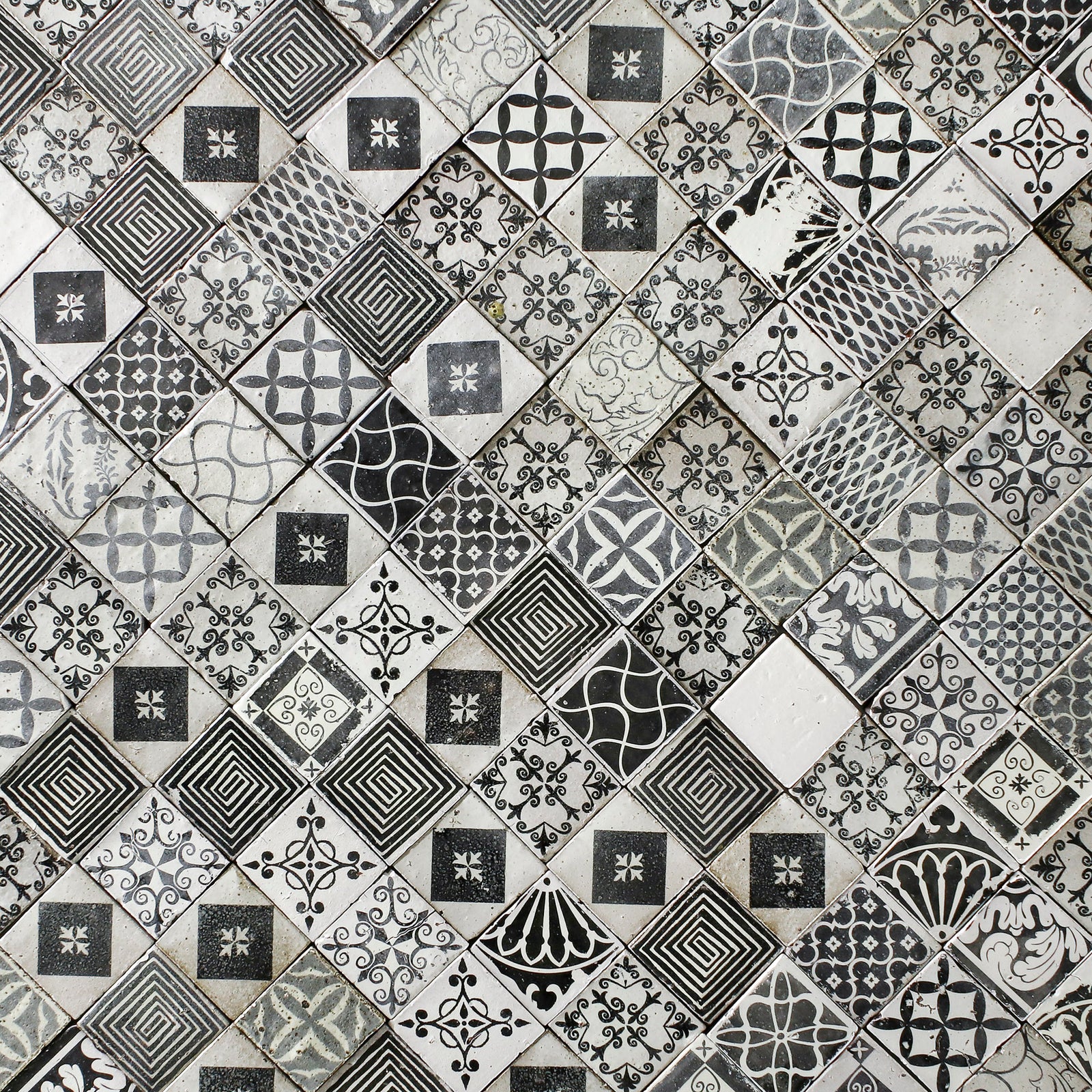 Chunky square tile Black patterns on matt white TR74UM 3A