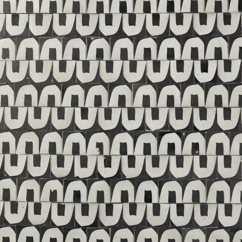 Square tile black u-shaped pattern on matt white ZMEUM5