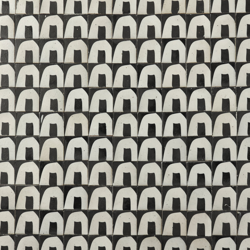 Square tile black u-shaped pattern on matt white ZMEUM5